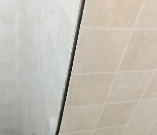 廊坊瓷砖空鼓维修公司分享阳台瓷砖脱落的修复过程可以分为以下几个步骤