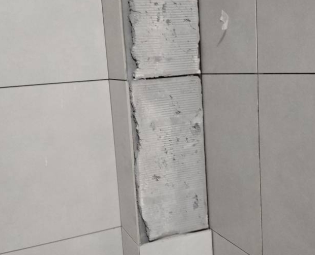 廊坊瓷砖空鼓维修公司分享下瓷砖施工前基层浇水润湿程度不足，可能导致以下问题